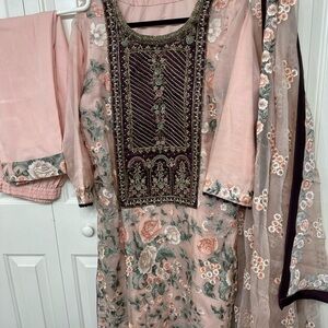 Sale‼️Elegant Embroidered Pink and Brown SALWAAR KAMEEZ set in size 23”